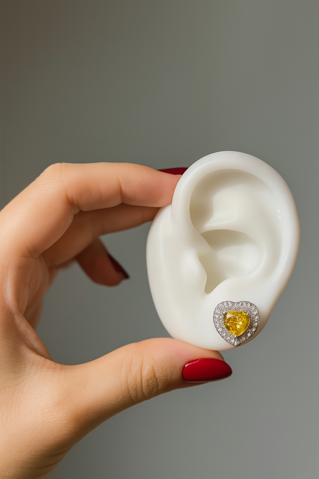 BRINCO CORAÇÃO CRAVEJADO AMARELO